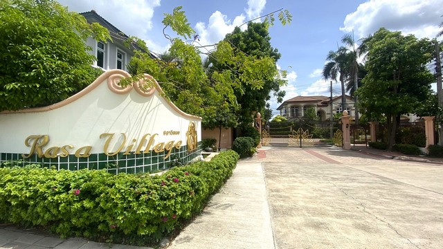 บ้านเดี่ยว 2 หลังติด รสา วิลเลจ พุทธมณฑลสาย 3 บางไผ่ บางแค เหมาะสำหรับครอบครัวใหญ่ 