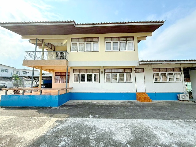 ให้เช่าบ้าน 2 ชั้น รีโนเวทใหม่ ต่อเติม บิวท์อินท์ 50 ตร.ม.15 ตร.วา. รับฝากสินค้า ของใช้ภายในบ้าน เฟอร์นิเจอร์ซ.เพชรเกษม 61-65 