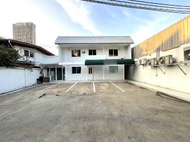 BTS ทองหล่อ 900ม. เซ้ง-เช่า Cloud Kitchen 2 ชั้น 400 ตร.ม. 100 ตร.วา. 5นอน 5น้ำ รร.นานาชาติ บางกอกเพรพ 0.5 กม.ทำเลดี ครัวกลาง โกดัง