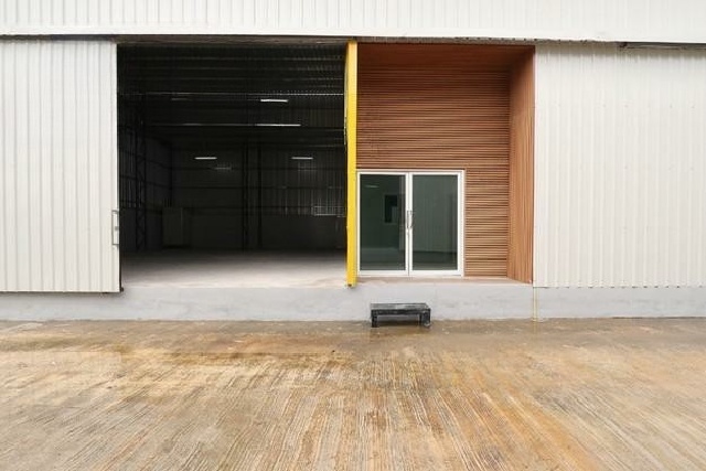 BTSตลาดพลู  4.1กม. หลังสุดท้าย ให้เช่าโกดังย่านจอมทอง พระราม 2 2 ไร่ 187ตร.ม. พระจอมเกล้าธนบุรี 3.2 กม. แหล่งช้อปปิ้ง ตลาดอินดี้  2.2 กม.