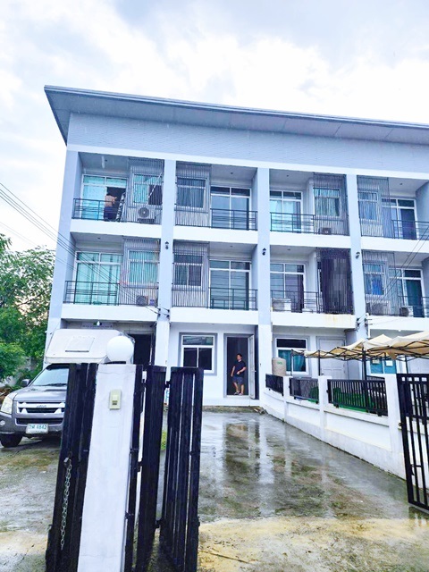 รพ.สินแพทย์ 2กม.รามอินทรา89-99 4นอน MRT แฟชั่น 400ม ให้เช่าทาวน์โฮม 3ชั้น 19ตร.วา. 220ตร.ม. 3น้ำ  2-3จอดรถ 