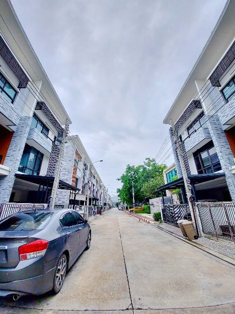 ให้เช่าทาวน์โฮม 3ชั้น 20ตร.วาถนนบางนาตราด กม.5 MRT ศรีเอี่ยม 1.1กม..232ตร.ม. ตรงข้าม นานาชาติราฟเฟิลส์ 