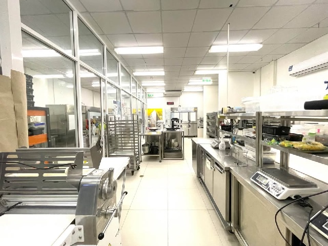 เซ้ง-เช่า Cloud Kitchen 2 ชั้น BTS ทองหล่อ 900ม.400 ตร.ม. 100 ตร.วา. 5นอน 5น้ำ รร.นานาชาติ บางกอกเพรพ 0.5 กม.ทำเลดี ครัวกลาง โกดัง