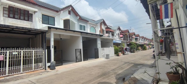 ขายทาวน์เฮ้าส์ รีโนเวทใหม่ ถนนรามอินทรา 67 ม.สวยริมบึง 2 ชั้น เนื้อที่ 110 ตารางเมตร 2นอน 2น้ำ แขวงท่าแร้ง เขตบางเขน กรุงเทพมหานคร 10220