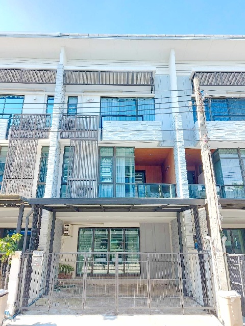 MRT ศรีเอี่ยม 1.1กม ตรงข้าม นานาชาติราฟเฟิลส์ ถนนบางนาตราด กม.5 .ให้เช่าทาวน์โฮม 3ชั้น 19ตร.วา.230 ตร.ม.