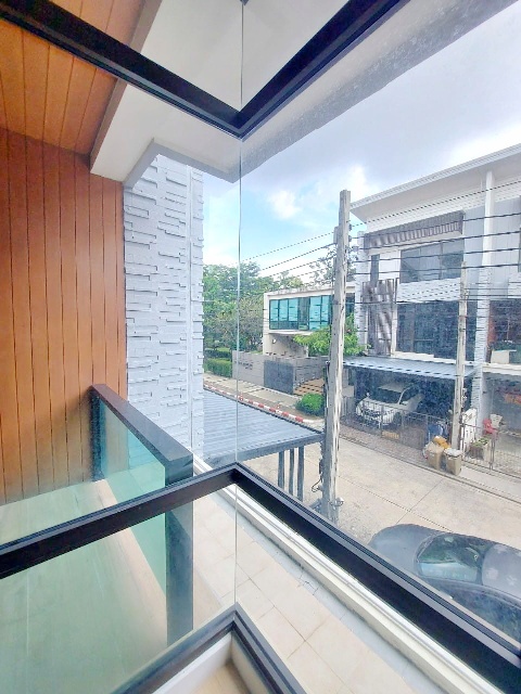 MRT ศรีเอี่ยม 1.1กม ตรงข้าม นานาชาติราฟเฟิลส์ ถนนบางนาตราด กม.5 .ให้เช่าทาวน์โฮม 3ชั้น 19ตร.วา.230 ตร.ม.