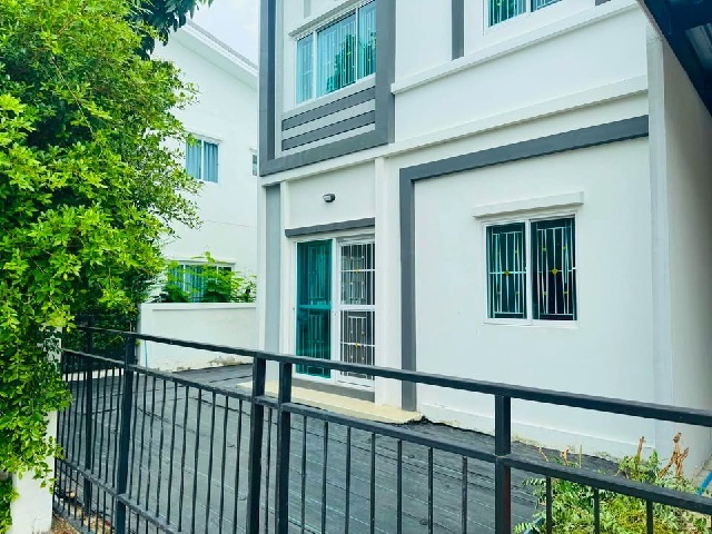 รร.สารสาสน์วิเทศบางบัวทอง 4.1 กม. MRT คลองบางไผ่ 3.2 กม. 4 นอน บ้านเดี่ยว 2 ชั้น 52 ตร.วา. 204 ตร.ม.  สะอาด สะดวก ปลอดภัย 2 น้ำ