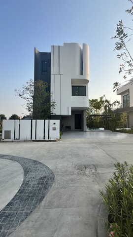 ขายบ้าน 3 ชั้น อัลติจูด ฟอเรสต์ อ่อนนุช-ลาดกระบัง เนื้อที่ 62.96 ตร.ว. พร้อมสระว่ายน้ำ แบบบ้านหรู SILVAN EDITION