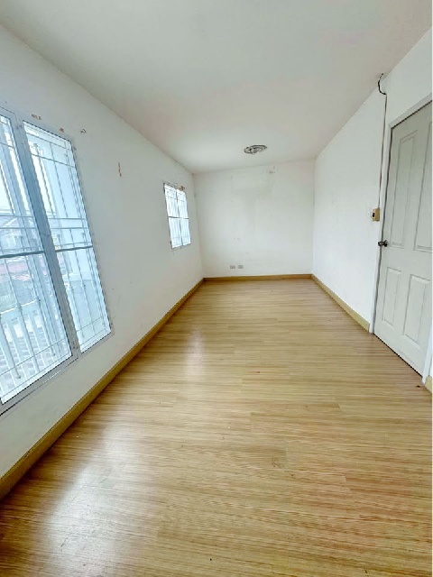 ทาวน์เฮาส์ 2 ชั้น ตลาดน้ำบางพลี 2.5 กม. รร.นานาชาติไทย-จีน 1.8 กม. 3 นอน 2 น้ำ 22 ตร.วา.172 ตร.ม. แหล่งชุมชน