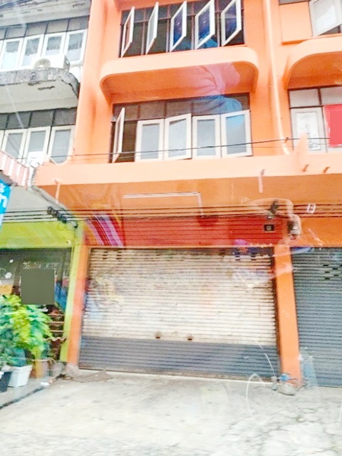 MRT แจ้งวัฒนะ 14 2.4 กม.ให้เช่าอาคาร 3ชั้น ตลาดโกสุมรวมใจ 1.5 กม. มีดาดฟ้า 19ตร.วา.210 ตร.ม.ติดถนนใหญ่  รร.เทคนิคดอนเมือง 2.3 กม.