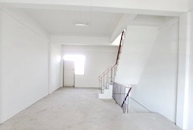 MRT แจ้งวัฒนะ 14 2.4 กม.ให้เช่าอาคาร 3ชั้น ตลาดโกสุมรวมใจ 1.5 กม. มีดาดฟ้า 19ตร.วา.210 ตร.ม.ติดถนนใหญ่  รร.เทคนิคดอนเมือง 2.3 กม.