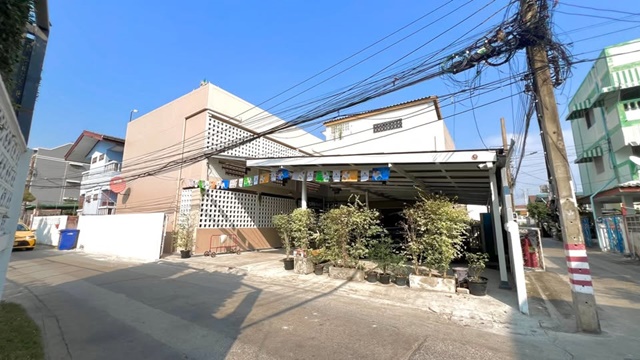 ให้เช่าบ้าน หลังมุม  50 ตร.วา. ตลาดเซฟวันโก BTS แยก คปอ.3.8 กม.200 ตร.ม. รร.นานาชาติฮาร์โรว์ 5.5 กม. มีที่จอดรถ10คัน  พร้อมเฟอร์ 