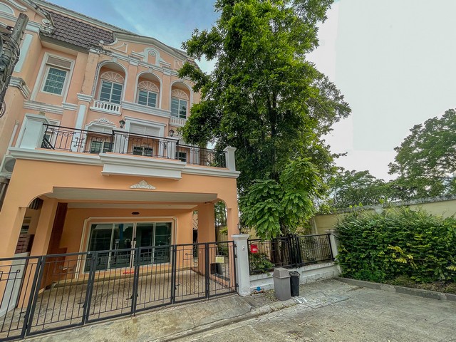 ให้เช่า ทาวน์เฮ้าส์ หลังมุม URBAN SATHORN มีสวนในตัว พื้นที่ 48 ตรว เฟอร์นิเจอร์ครบ  ใกล้ BTS บางหว้า 