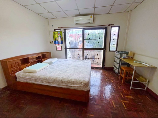 พร้อมอยู่ รามคำแหง 180-186  22ตรว.  บิ๊กซี สุขาภิบาล3 1.2กม. โลตัส  รถไฟฟ้าสายสีส้ม เคหะรามคำแหง ให้เช่า ทาวน์โฮม 2 ชั้น 2นอน 2น้ำ