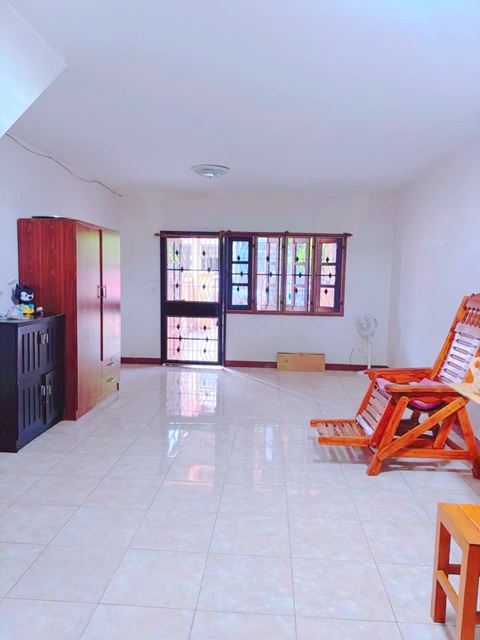 บิ๊กซี สุขาภิบาล3  1.2กม. โลตัส  รถไฟฟ้าสายสีส้ม เคหะรามคำแหง ให้เช่า ทาวน์โฮม 2 ชั้น พร้อมอยู่ รามคำแหง 180-186   21ตรว. 2นอน 2น้ำ