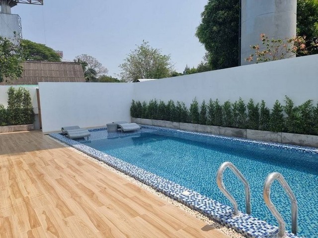 ให้เช่าพูลวิลล่า 3 ชั้น ติดถนนซุปเปอร์ไฮเวย์ โซนหนองป่าครั่ง