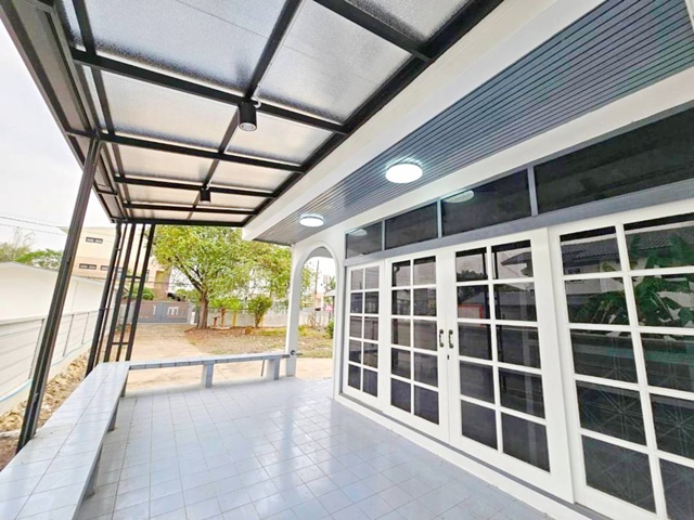 ให้เช่าบ้านใหญ่ เกือบไร่ 324 ตร.วา. BTS แยก คปอ. 2.4 กม. 1,104 ตร.ม. 5นอน ตลาดสี่มุมเมือง 1.9 กม.