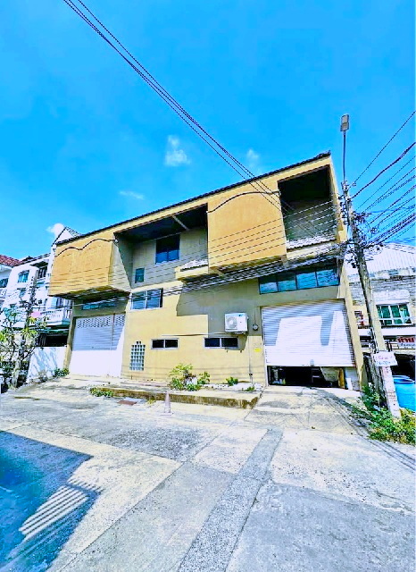 ให้เช่าทาวเฮ้าส์ 2 ชั้น 2คูหาตีทะลุกัน 54 ตร.วา.MRT โชคชัย4 1.2 กม.450 ตร.ม. 4นอน 2น้ำ  ม.ราชภัฏจันทรเกษม 2.2 กม. ซ.ลาดพร้าววังหิน 4-12