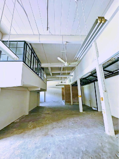 ให้เช่าอาคารพาณิชย์ 2 ชั้น455 ตร.ม.ซ.ลาดพร้าววังหิน 4-12  2คูหาตีทะลุกัน 55ตร.วา.MRT โชคชัย4 1.2 กม. 4นอน 2น้ำ  ม.ราชภัฏจันทรเกษม 2.2 กม.