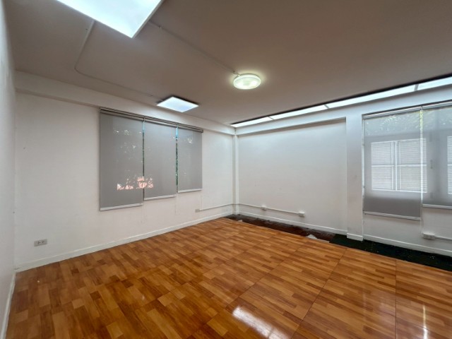 ให้เช่าบ้านเดี่ยวใจกลางเมืองใกล้แยกรัชดา-ลาดพร้าว2ชั้น250ตร.ม4นอน4น้ำ1แม่บ้านโรงจอดรถได้7-8คันเหมาะทำโฮมออฟฟิศเช่า80000บาท/เดือนถนนลาดพร้าว