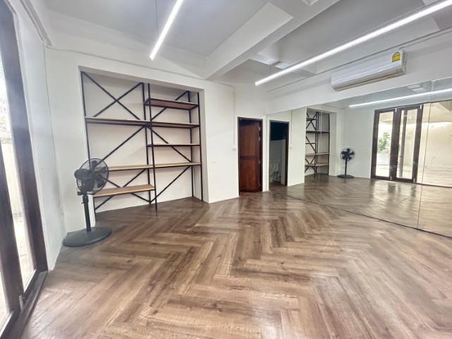 ให้เช่าบ้านเดี่ยวเสรี5ถนนพระราม9มี5นอน4 น้ำแอร์10เครื่องจดทะเบียนบริษัทได้ใกล้ห้างThe nineiารเช่า60000บาท/เดือนถนนพระราม9