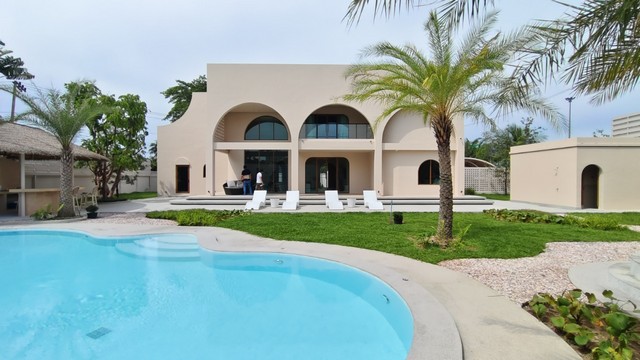 พลูวิลล่าหรู พัทยาตะวันออกซอยสยาม เนื้อที่ 1852 ตร.ม 4 ห้องนอน 6 ห้องน้ำ  เหมาะสำหรับการลงทุนทำปล่อยเช่า