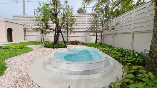 พลูวิลล่าหรู พัทยาตะวันออกซอยสยาม เนื้อที่ 1852 ตร.ม 4 ห้องนอน 6 ห้องน้ำ  เหมาะสำหรับการลงทุนทำปล่อยเช่า