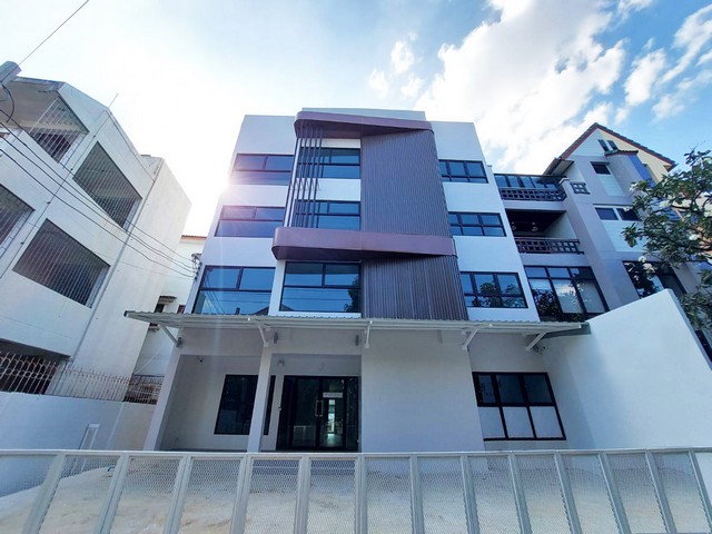  ให้เช่่าสำนักงาน 4 ชั้นมีลิฟท์  วิภาวดีรังสิต 17  มี 8 ห้องทำงาน  จอดรถด้าน 30 คัน