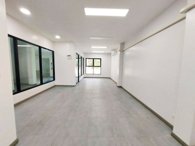 ให้เช่่าสำนักงาน 4 ชั้นมีลิฟท์  วิภาวดีรังสิต 17  มี 8 ห้องทำงาน  จอดรถด้าน 30 คัน