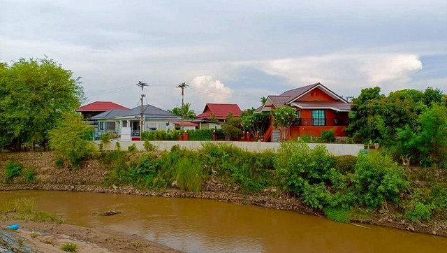 บ้านพักตากอากาศริมน้ำ สไตลืไทยประยุกตืไม้สัก สันป่าตอง