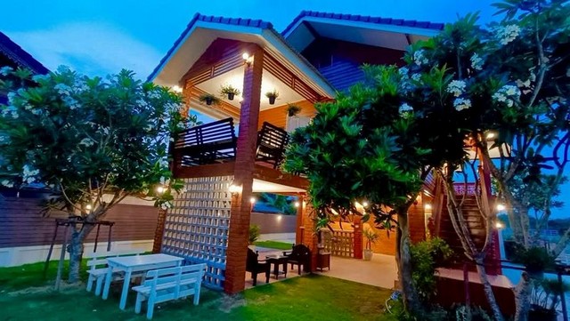 บ้านพักตากอากาศริมน้ำ สไตลืไทยประยุกตืไม้สัก สันป่าตอง