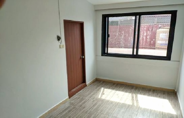 เอกมัย 1.3 กม. BTS ทองหล่อ 888ม.ให้เช่าอาคารพาณิชย์ 3 ชั้น 20 ตร.วา. 240 ตร.ม. ย่านสุขุมวิท30-40 รร.นานาชาติบางกอกเพรพ 1.1 กม.2-3นอน 2 น้ำ