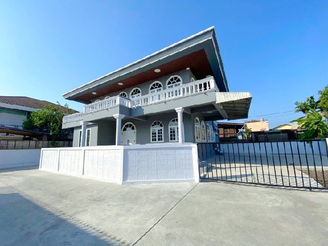 บ้านเดี่ยว 2 ชั้น หลังใหญ่ ตลาดเอี่ยมสมบัติ 1.7 กม. MRT ศรีนุช 1.6 กม. มีสวน 122ตร.วา.482 ตร.ม.รร.ลาร์สเกตเวย์ 2.0 กม. 7 นอน 3 น้ำ