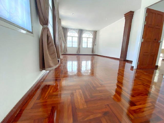 บ้านเดี่ยว 2 ชั้น หลังใหญ่ ตลาดเอี่ยมสมบัติ 1.7 กม. MRT ศรีนุช 1.6 กม. มีสวน 122ตร.วา.482 ตร.ม.รร.ลาร์สเกตเวย์ 2.0 กม. 7 นอน 3 น้ำ