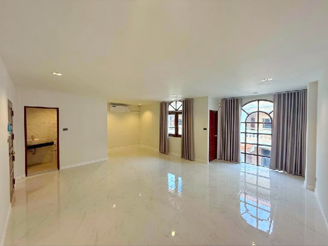 ตลาดเอกมัย 1.1 กม. ซ.ทองหล่อ 17-25 BTSพร้อมพงษ์ 1.8 กม. ให้เช่าทาวน์เฮ้าส์ 5ชั้น 5นอน  30ตร.วา. 402 ตร.ม. รพ.สมิติเวช สุขุมวิท 1กม. 5น้ำ