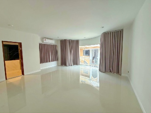 ซ.ทองหล่อ 17-25 BTSพร้อมพงษ์ 1.8 กม. ให้เช่าทาวน์เฮ้าส์ 5ชั้น 5นอน  32ตร.วา. 600 ตร.ม. รพ.สมิติเวช สุขุมวิท 1กม. 5น้ำ  ตลาดเอกมัย 1.1 กม.