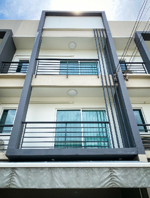 ย่านสุขุมวิท ม.เกษมบัณฑิต 2.6 กม BTS อ่อนนุช 1.7 กม. ทาวน์โฮม​ 3 ชั้น 23ตร.วา.263 ตร.ม.ตกแต่งใหม่  3 นอน 3 น้ำ