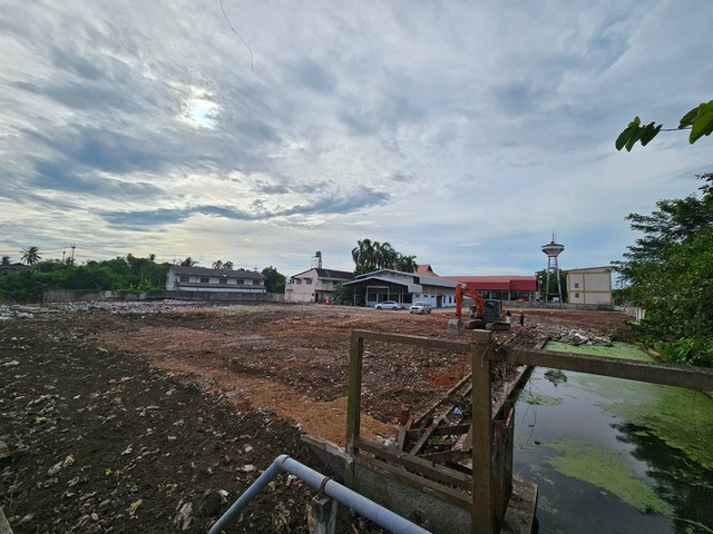 ขายที่ดินติดคลองดำเนินสะดวกเนื้อที่ 4 ไร่ พร้อมสิ่งปลูกสร้าง ทำเลดีหาอยากแล้วติดเทศบาลศรีดอนไผ่ พื้นที่เป็นสี่เหลี่ยมจัตุรัส