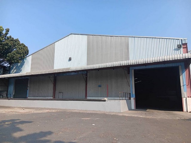 ให้เช่าโกดัง ผังส้มตำบลบึงบึง ศรีราชาชลบุรี  พื้นที่ขนาดใหญ่ 3000ตร.ม. องรับน้ำหนักได้ 5 ตัน/ตร.ม. มีเครนขนาด 10 ตัน