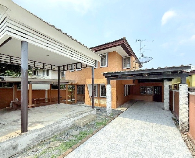 MRT สัมมากร 1.4กม รร.นานาชาติแอสคอต 1กม. 3นอน ให้เช่าบ้านเดี่ยว 2 ชั้น 56ตร.วา. 226ตร.ม. 2น้ำ เดอะพาซิโอ ทาวน์ 1.5 กม.