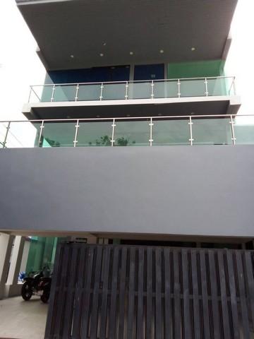 ขายบ้านเดี่ยว 3 ชั้น ถนนลาดพร้าว-วังหิน มีสระว่ายน้ำส่วนตัว เดินทางสะดวกเชื่อมต่อหลายเส้นทาง