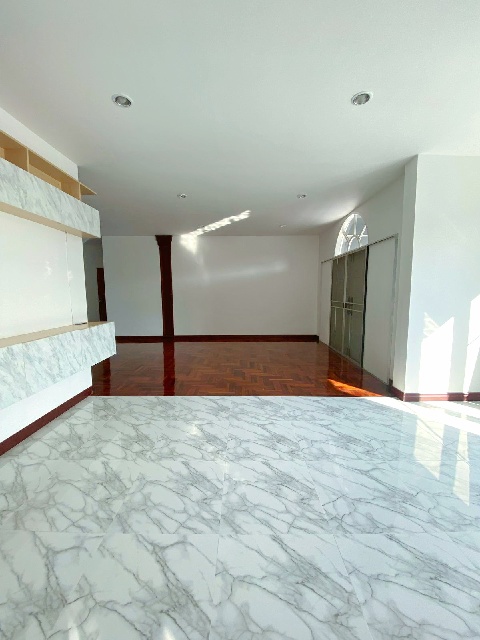 หลังใหญ่ มีสวน 120 ตร.วา.MRT ศรีนุช 1.6 กม.ตลาดเอี่ยมสมบัติ 1.7 กม. บ้านเดี่ยว 2 ชั้น 480 ตร.ม.รร.ลาร์สเกตเวย์ 2.0 กม. 7 นอน 3 น้ำ