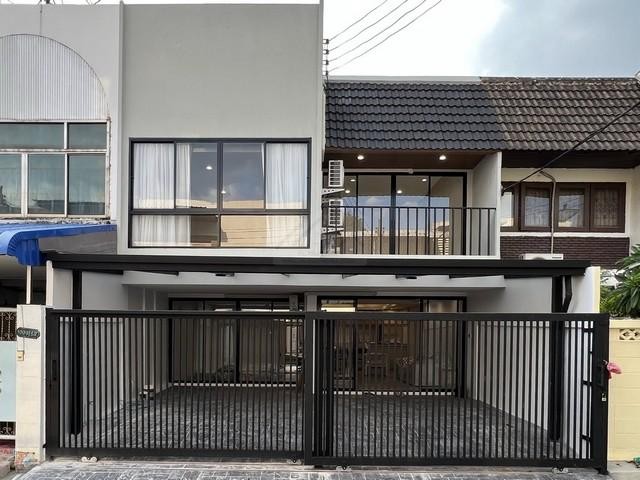 ขายทาวน์เฮาส์ 2 ชั้น 30 ตรว. ย่านเอกมัย 22 ปรีดี พนมยงค์ 41 ใกล้ BTS พระโขนง ( รีโนเวทใหม่ )