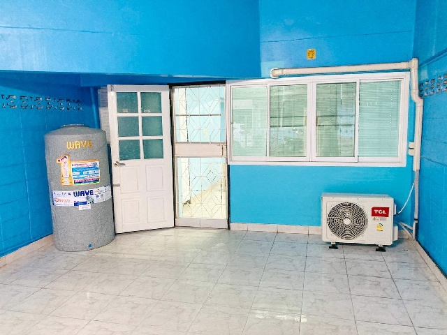 เซ็นทรัล แจ้งวัฒนะ 800 ม.MRT แจ้งวัฒนะปากเกร็ด 900 ม. ให้เช่าทาวน์เฮาส์ 2 ชั้น 32ตร.วา.252 ตร.ม. รร.นานาชาติกรุงเทพ 400 ม.2-3นอน 2 น้ำ 