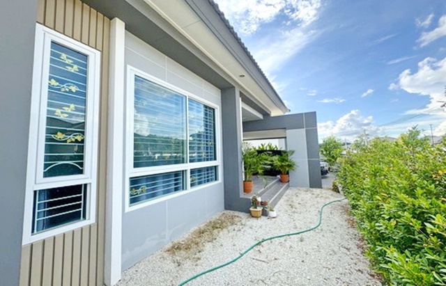 รพ.นิคมพัฒนา 1.2กม. 3 นอน​ แยก นิคมพัฒนา ระยอง ให้เช่า คฤหาสน์  จัดเต็มเฟอร์ใหม่ 2 น้ำ​ ร่มรื่น 62ตร.วา.242ตร.ม. เครื่องใช้ไฟฟ้า 