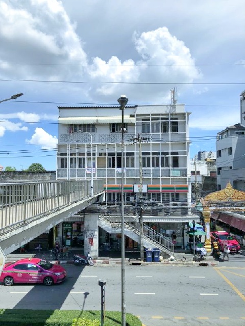 อพาร์ทเม้นท์ 4 ชั้น 37 ตร.วา. รร.อาชีวศึกษาธนบุรี 1.3 กม.300 ตร.ม.15 นอน 15 น้ำ พรานนก ราคาถูก สะอาด ปลอดภัย เงียบ ริมถนน