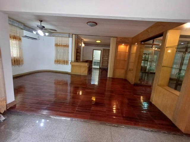 ให้เช่าบ้านเดี่ยว 2 ชั้น 75 ตรว. 8 ห้องนอน ย่านอารีย์ พหลโยธิน ซอยอารีย์สัมพันธ์ 4 ใกล้ BTS อารีย์ ** เหมาะอยู่อาศัย ทำออฟฟิศ หรือ Air BNB