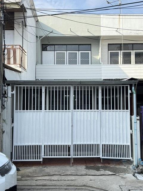 ให้เช่าทาวน์เฮ้าส์ 2 ชั้น 4 ห้องนอน ย่านโชคชัย 4 ใกล้ตลาดโชคชัย 4 เพียง 650 เมตร ใกล้รถไฟฟ้าสายสีเหลือง บ้านเปล่า ไม่มีแอร์ ไม่มีเฟอร์