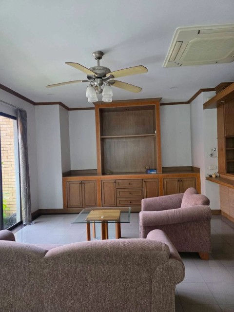 ให้เช่าบ้านเดี่นว2ชั้น ถนนรัชดา18แอร์เฟอร์นิเจอร์ครบ มี3ห้องนอน1ห้องอเนกประสงค์3ห้องน้ำ1แม่บ้าน ราคาเช่าเดือนละ60,000บาทซอย20มิถุนา