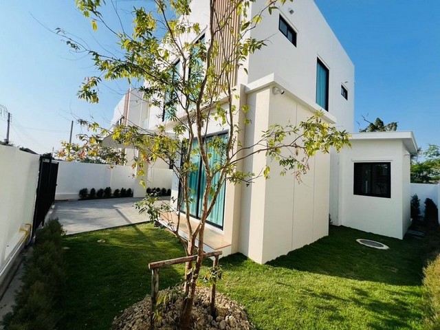 บ้านสร้างใหม่สวยสะดุดตา 2 ชั้น สไตล์โมเดิร์น สันผักหวาน หางดง